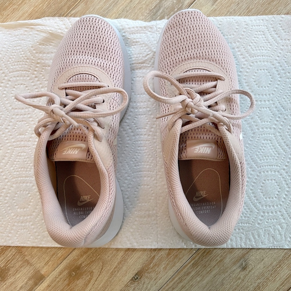 Nike Tanjun sneakers light pink